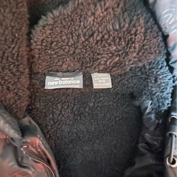 New Balance women’s black puffer jacket, size m - Picture 2 of 3